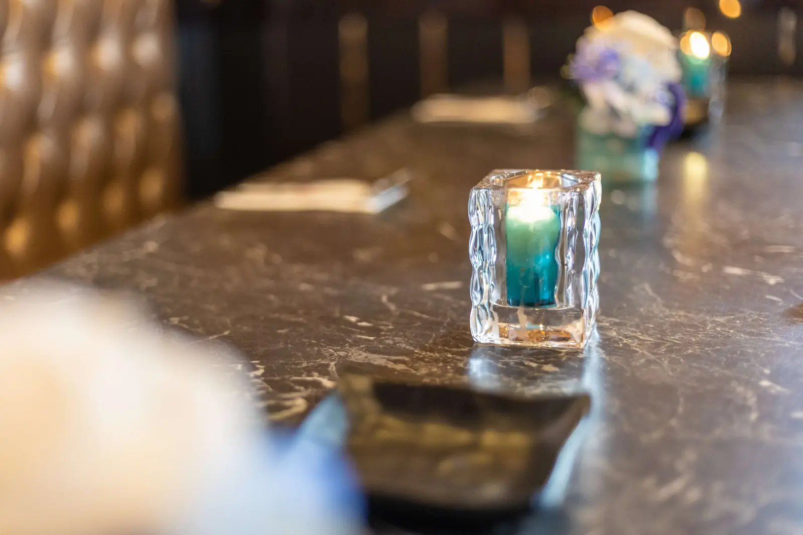 Gedekte tafel met een brandend theelicht